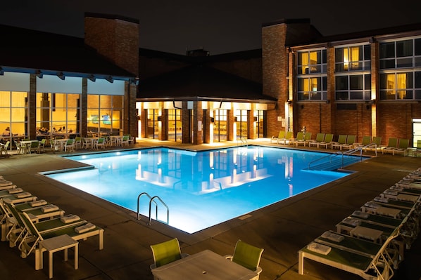 Una piscina techada, una piscina al aire libre de temporada, sombrillas