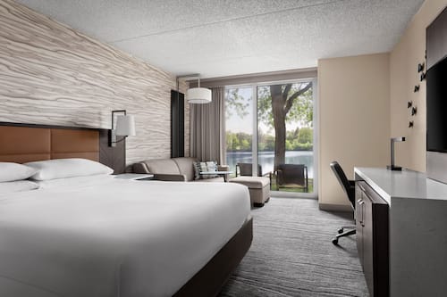 Premium bedding, down duvets, pillow-top beds, desk