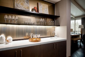 2 Bars/Lounges