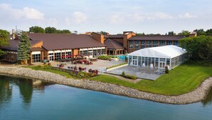 A hotel with a pool, outdoor seating, and a greenhouse structure. - Lincolnshire Marriott Resort (Lincolnshire)