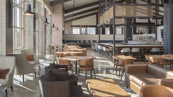 2 restaurants, breakfast, lunch, dinner served; American cuisine