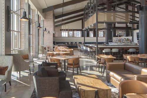 2 restaurants; breakfast, lunch and dinner served