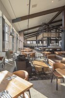 2 restaurants, breakfast, lunch, dinner served; American cuisine