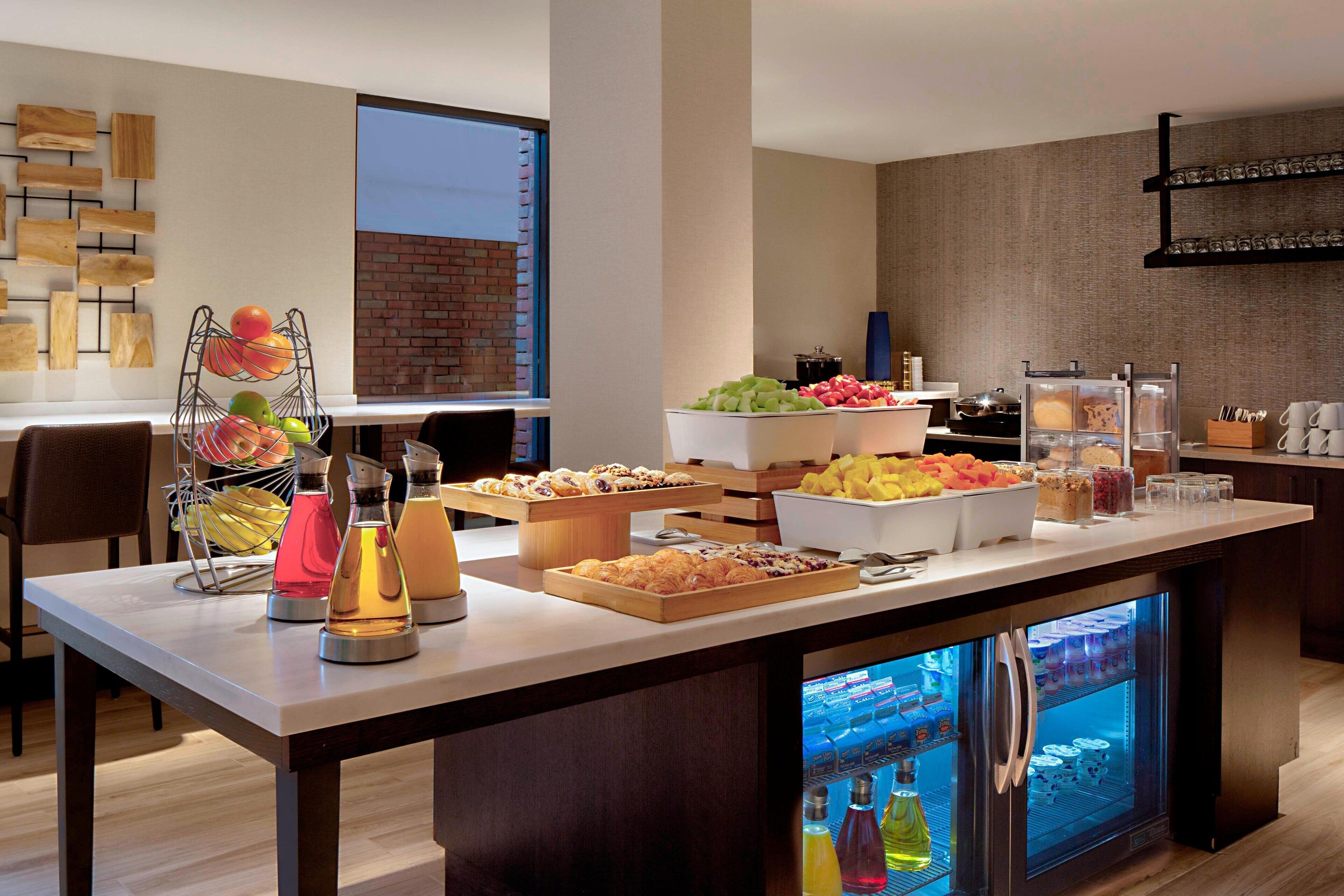 Eine moderne Küche mit einem Buffet, das verschiedene Speisen und einen Kühlschrank enthält.