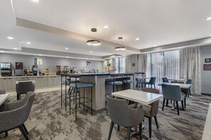 Free daily full breakfast  - Best Western Plus Fresno Airport Hotel (Fresno)