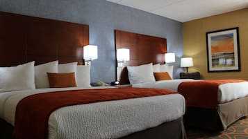 Bureau, rideaux occultants, fer et planche à repasser