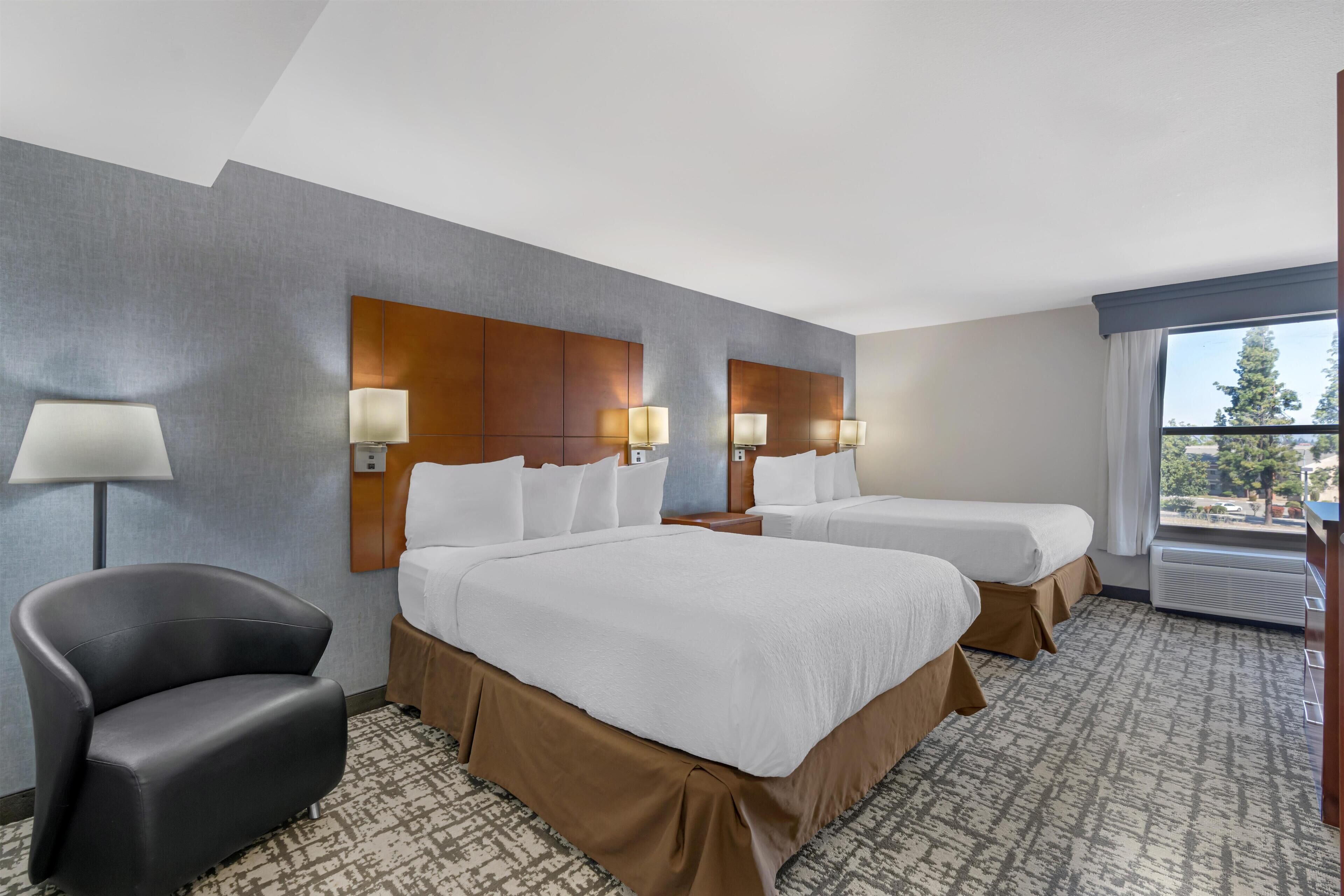 Svit - 2 queensize-sängar - tillgänglighetsanpassat - badkar (with Sofabed) | Skrivbord, mörkläggningsgardiner och strykjärn/strykbräda