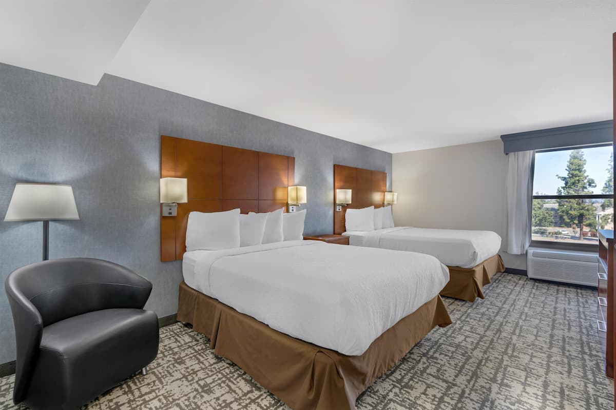 Suite, 2 grands lits, accessible aux personnes à mobilité réduite, baignoire (with Sofabed) | Bureau, rideaux occultants, fer et planche à repasser