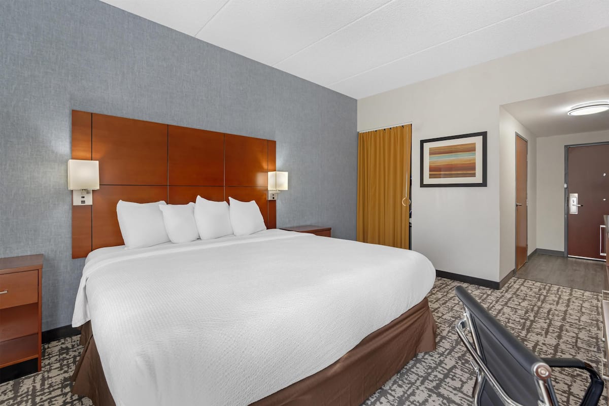 Chambre Standard, 1 trÚs grand lit, accessible aux personnes à mobilité réduite, non-fumeurs | Bureau, rideaux occultants, fer et planche à repasser