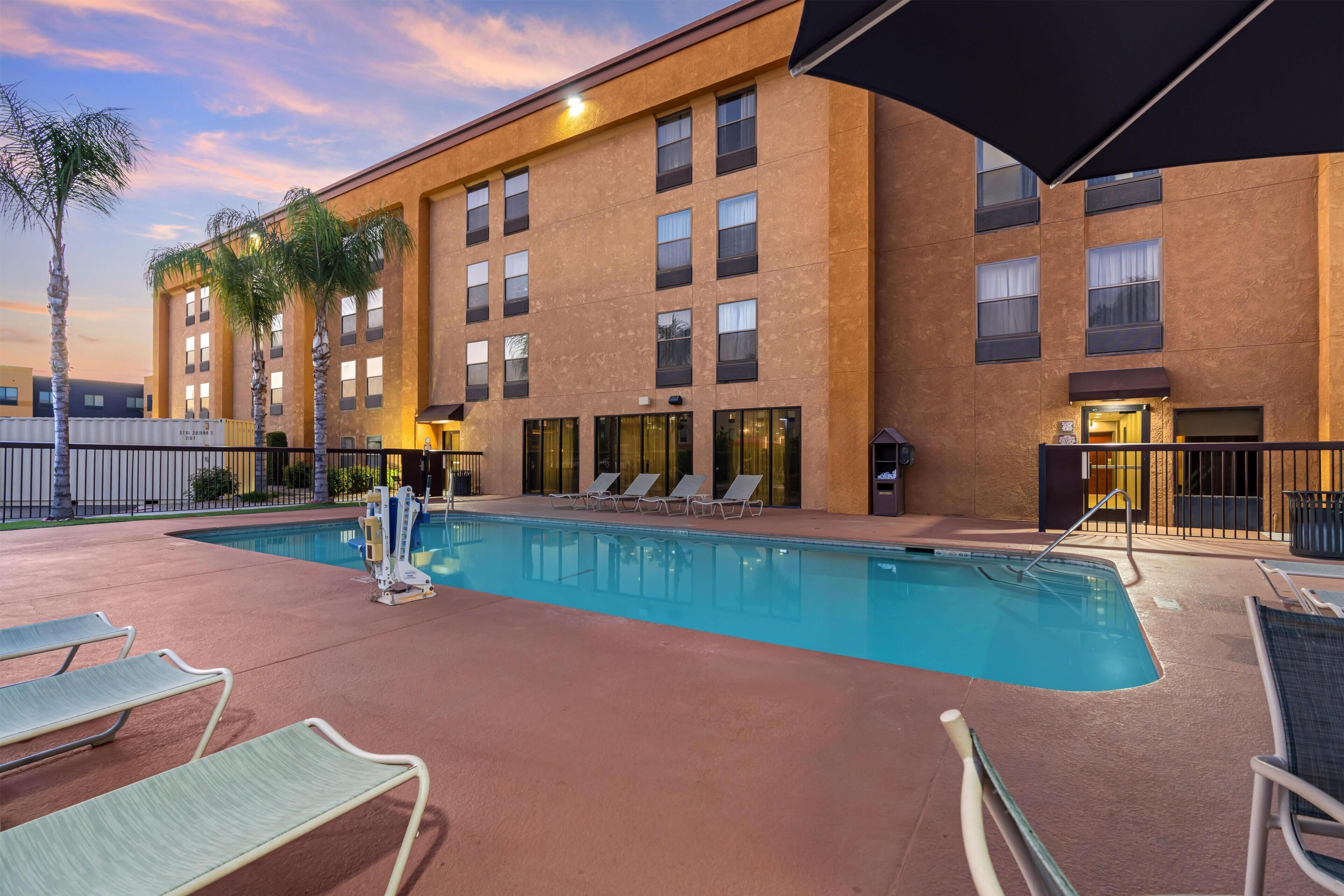 室外游泳池，日光浴躺椅