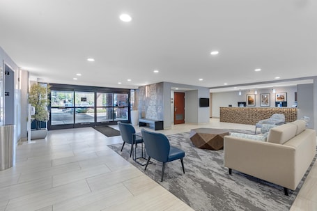 Lobby. Best Western Plus Fresno Airport Hotel