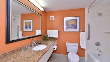 Combined shower/bathtub, free toiletries, hair dryer, towels