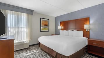 Escrivaninha, cortinas blackout, ferros/tábuas de passar roupa