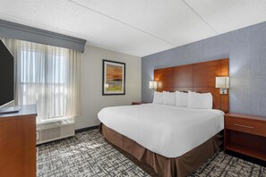 Desk, blackout curtains, iron/ironing board, free cots/infant beds - Best Western Plus Fresno Airport Hotel (Fresno)
