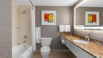 Bañera con ducha, artículos de tocador gratuitos, secador de pelo
