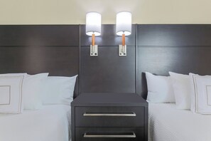 高級寢具、書桌、筆電工作空間、遮光布/窗簾