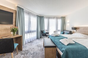 Een minibar, een kluis op de kamer, een bureau, een laptopwerkplek