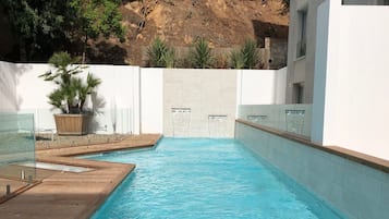 Outdoor pool, open 9:00 AM to 9:00 PM, pool loungers