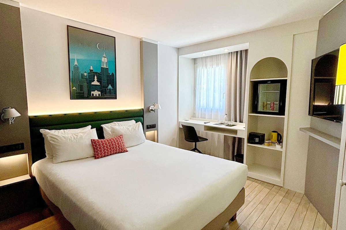 Kamar Double Klasik, 1 Tempat Tidur Double (5715501) | Seprai premium, brankas, meja kerja, dan tirai kedap cahaya
