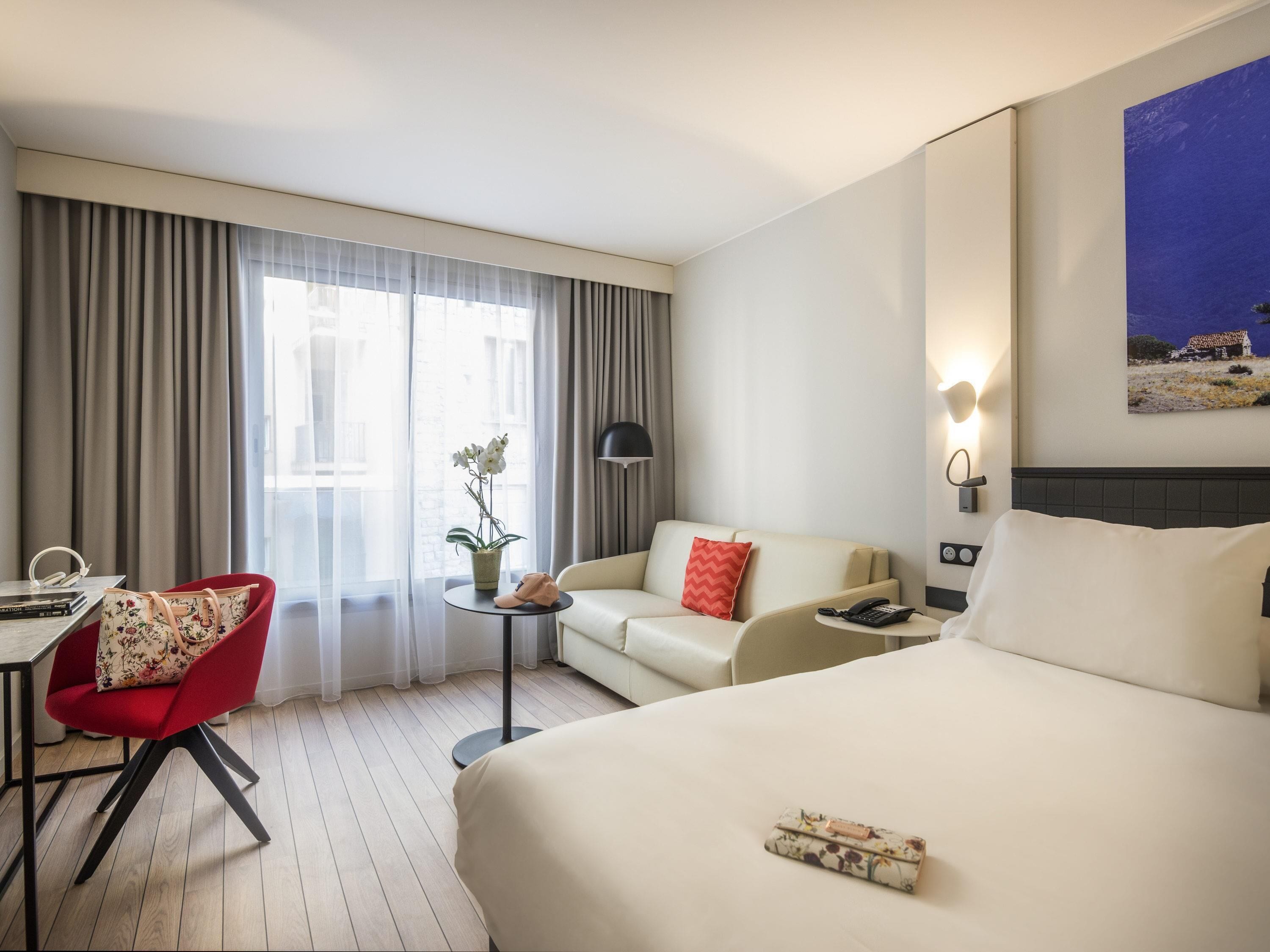 Ropa de cama de alta calidad y caja de seguridad en la habitación 