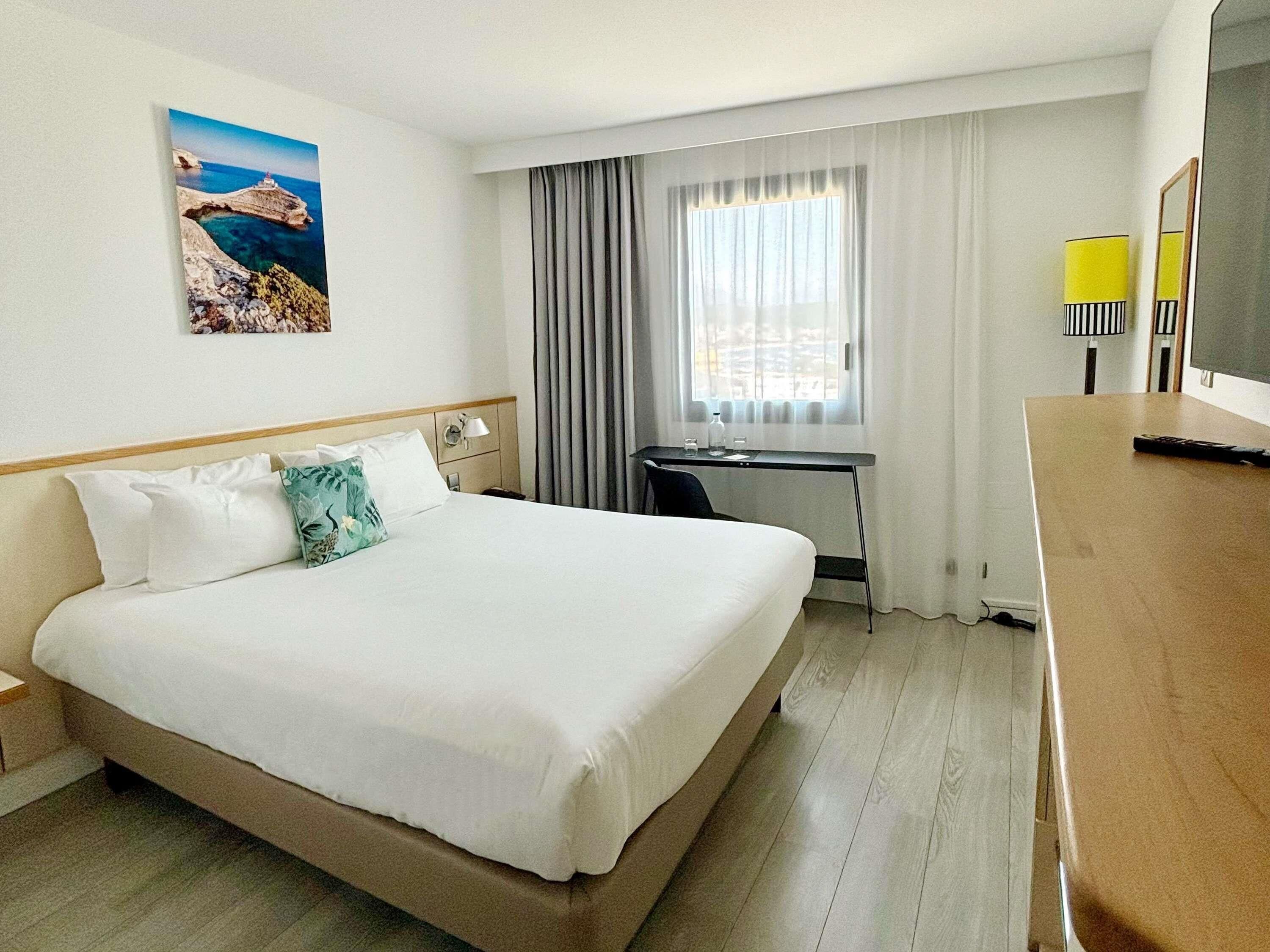 Classic Room, 1 Queen Bed, Sea View | Premium bedding, in-room safe, individually decorated, desk