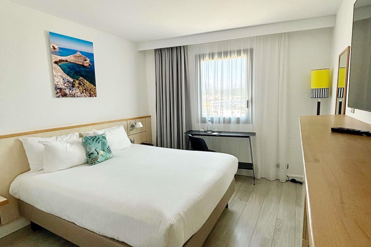 Kamar Klasik, 1 Tempat Tidur Queen, pemandangan laut | Seprai premium, brankas, meja kerja, dan tirai kedap cahaya