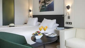 Privilege, Deluxe kamer, 1 queensize bed met slaapbank, uitzicht op zwembad | Luxe beddengoed, een kluis op de kamer, individueel gedecoreerd