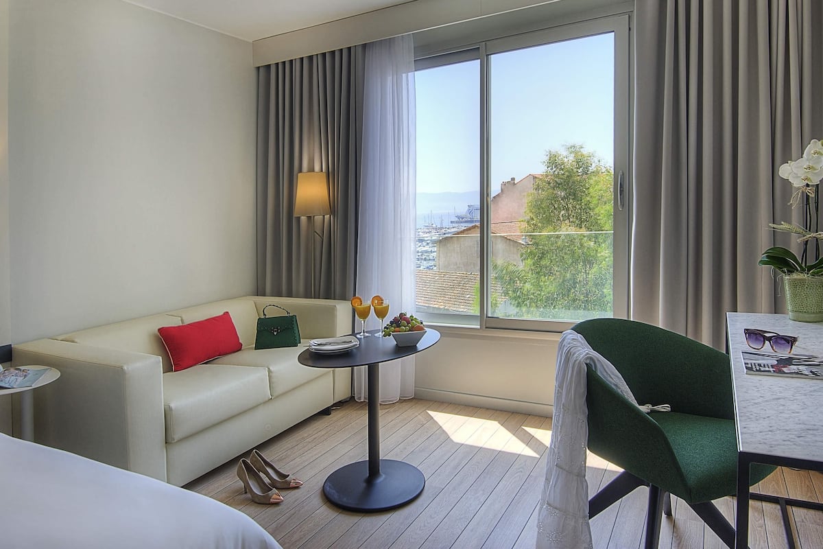 Privilege, Kamar Deluks, 1 Tempat Tidur Queen dengan tempat tidur Sofa, pemandangan kolam renang | Seprai premium, brankas, meja kerja, dan tirai kedap cahaya