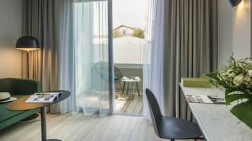 Privilege, Chambre double, 1 lit double, vue sur la piscine | Literie de qualité, coffre-fort, décor unique, bureau