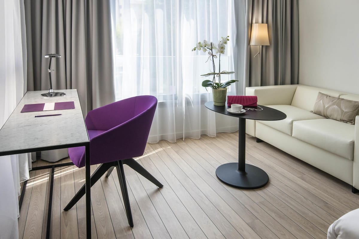 Kamar Superior, 1 Tempat Tidur Queen dengan tempat tidur Sofa | Seprai premium, brankas, meja kerja, dan tirai kedap cahaya