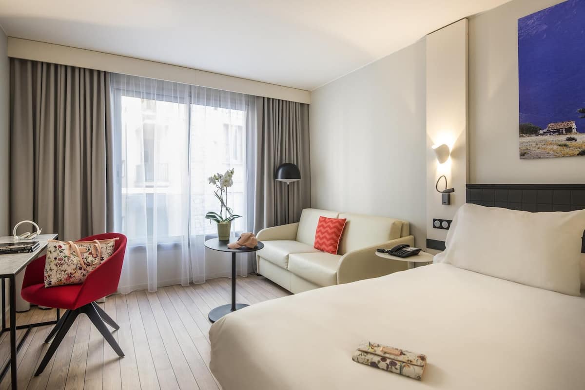 Privilege, Chambre, Plusieurs lits, vue sur la piscine | Literie de qualité, coffre-fort, décor unique, bureau