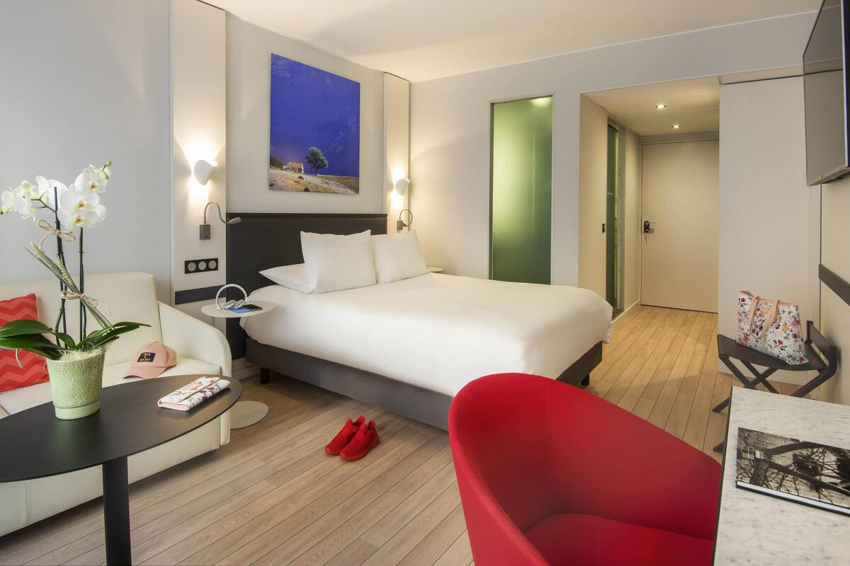 Premium bedding, in-room safe, individually decorated, desk