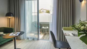 Privilege, Tweepersoonskamer, 1 tweepersoonsbed, uitzicht op zwembad | Luxe beddengoed, een kluis op de kamer, individueel gedecoreerd