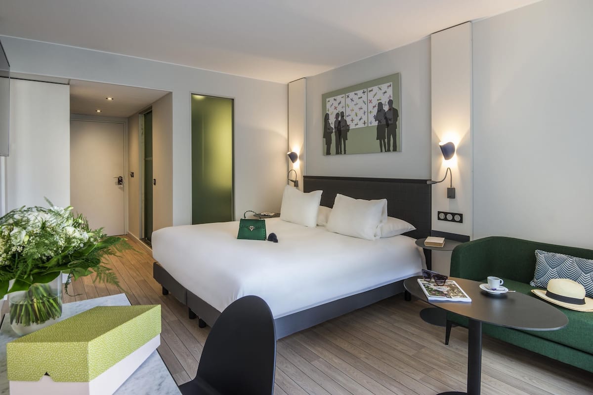 Privilege, Kamar Double, 1 Tempat Tidur Double, pemandangan kolam renang | Seprai premium, brankas, meja kerja, dan tirai kedap cahaya