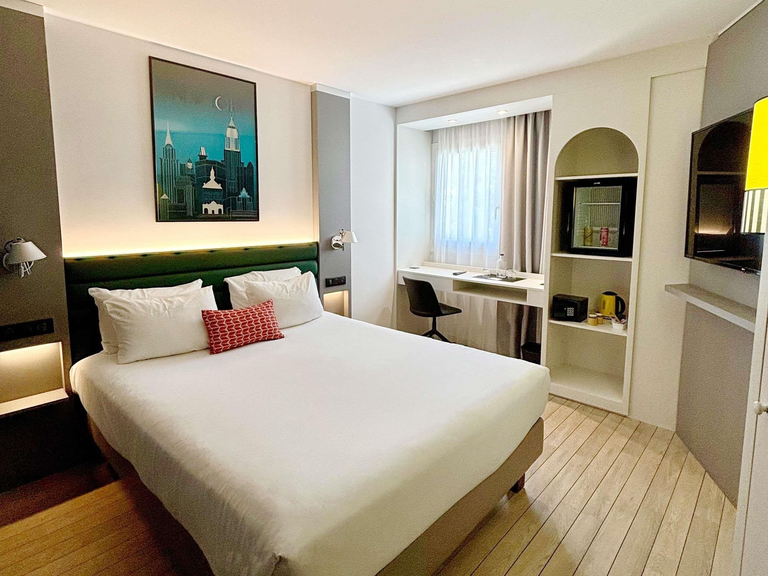 Ropa de cama de alta calidad y caja de seguridad en la habitación 