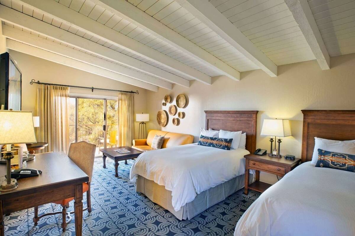 Literie de qualité, couette en duvet, lit avec matelas à plateau-coussin