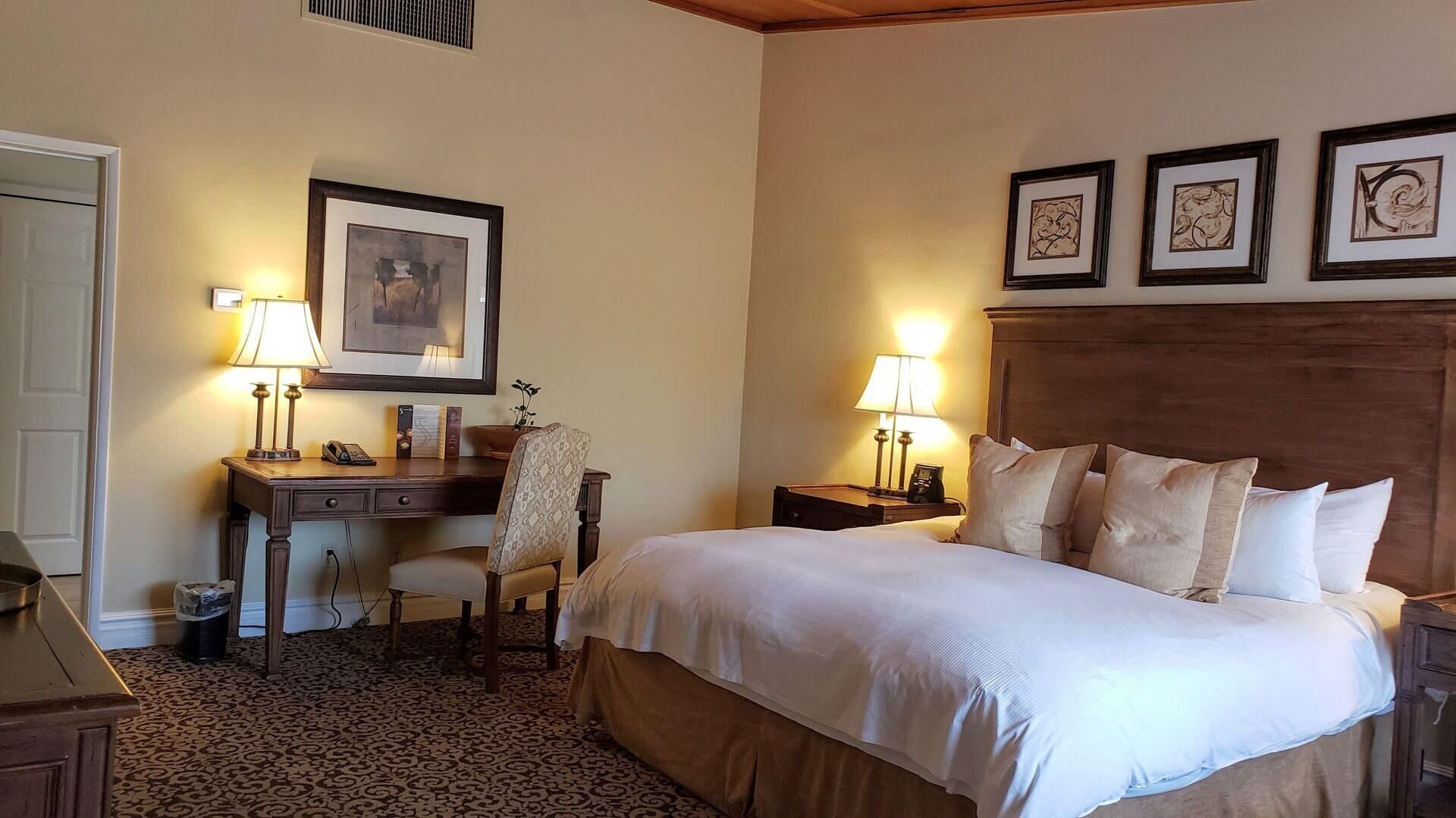 Literie de qualité, couette en duvet, lit avec matelas à plateau-coussin