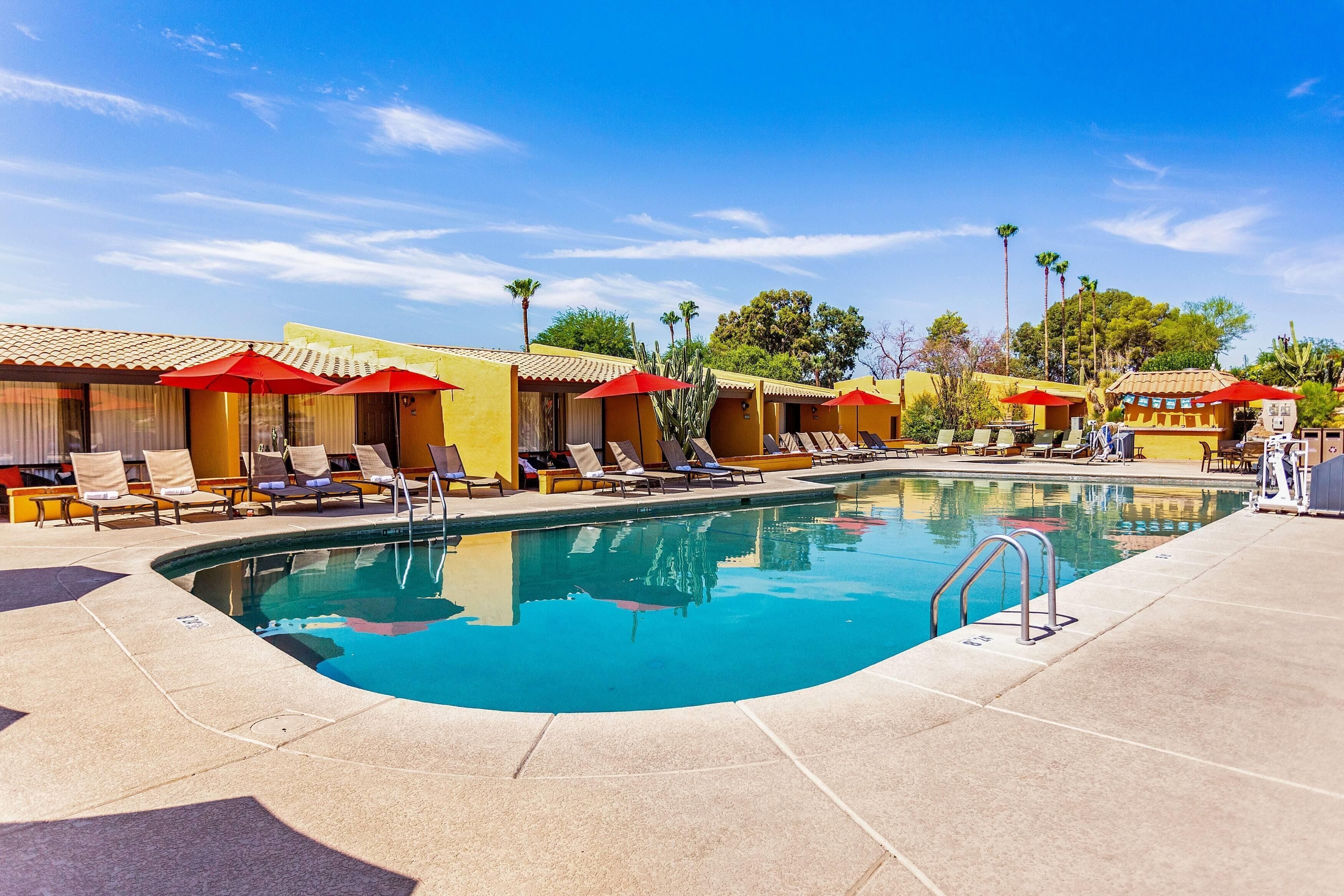 3 つの屋外プール、サンラウンジャー