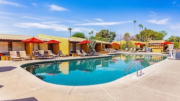 3 albercas al aire libre y camastros