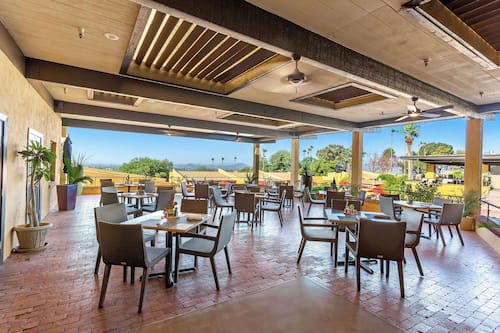 2 restaurants; breakfast, lunch, and dinner served