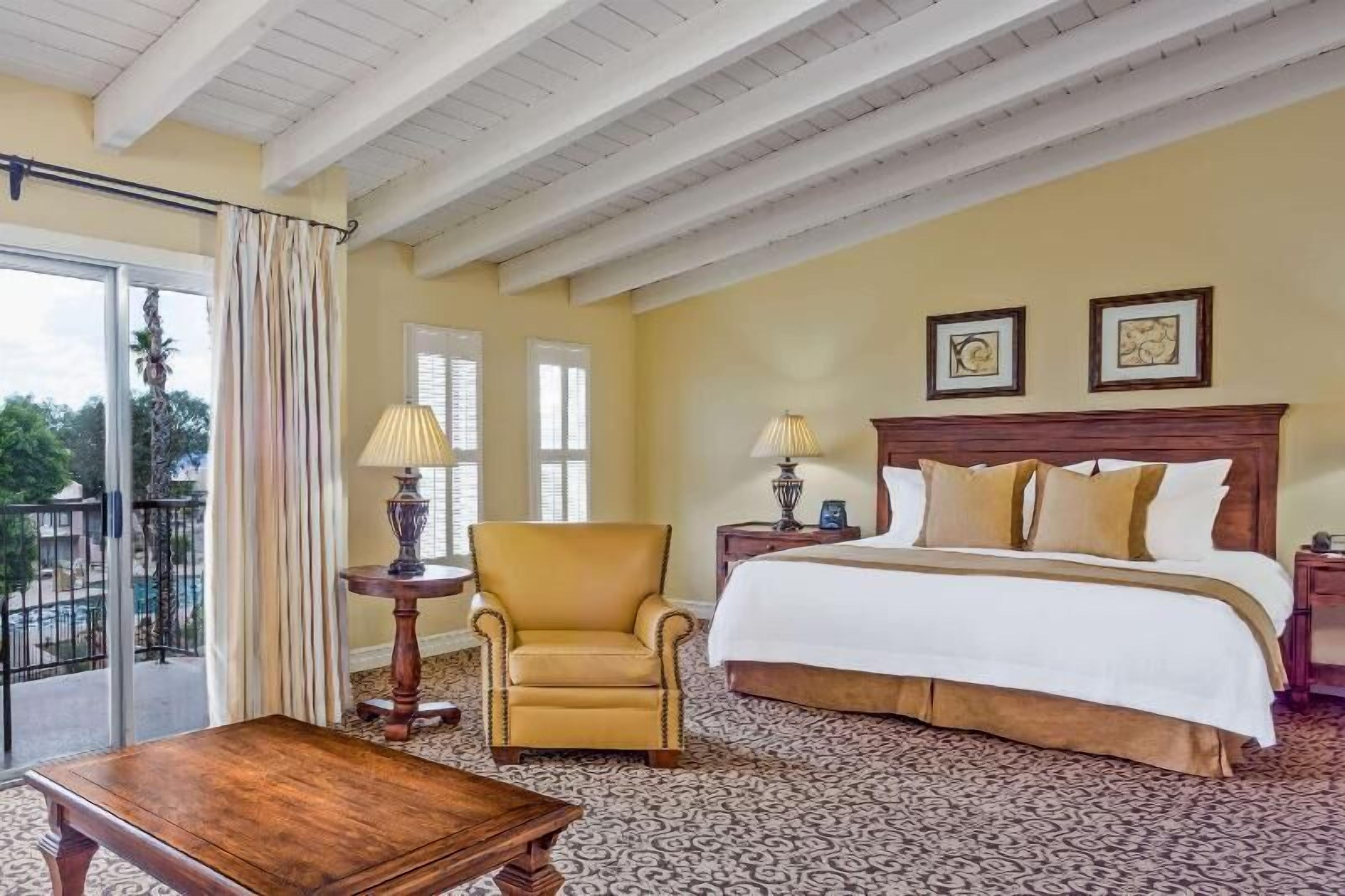 Literie de qualité, couette en duvet, lit avec matelas à plateau-coussin