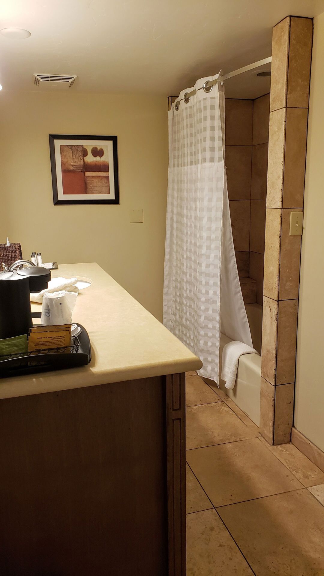 Salle de bain | Articles de toilette griffés, séchoir à cheveux, peignoirs