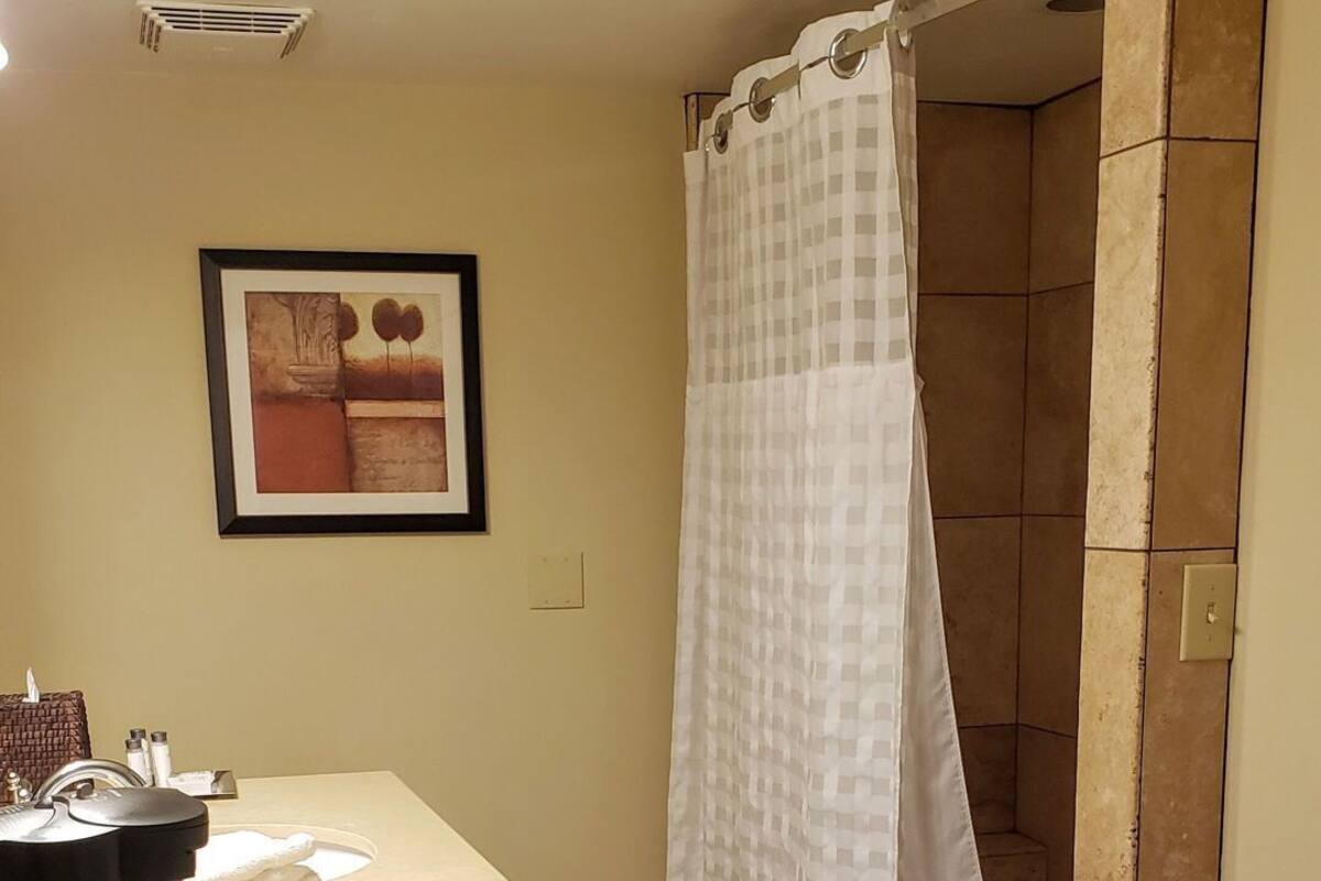 Salle de bain | Articles de toilette griffés, séchoir à cheveux, peignoirs