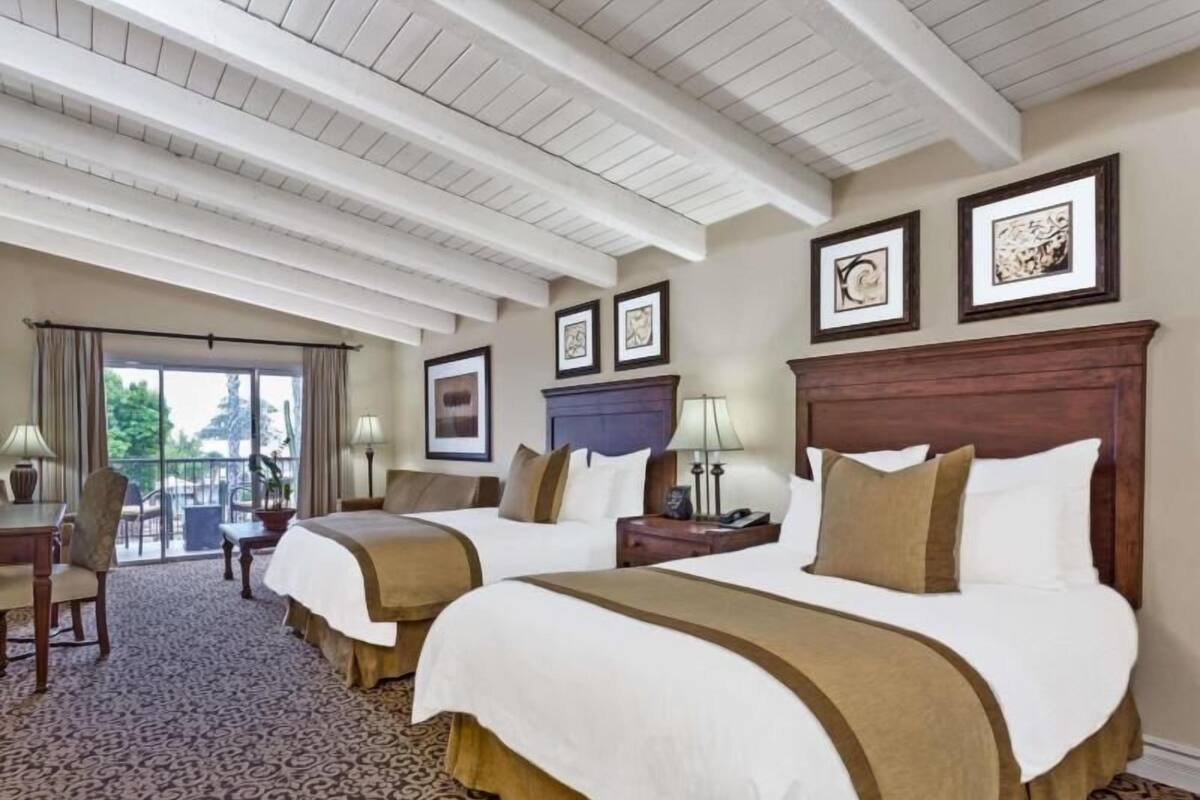 Literie de qualité, couette en duvet, lit avec matelas à plateau-coussin