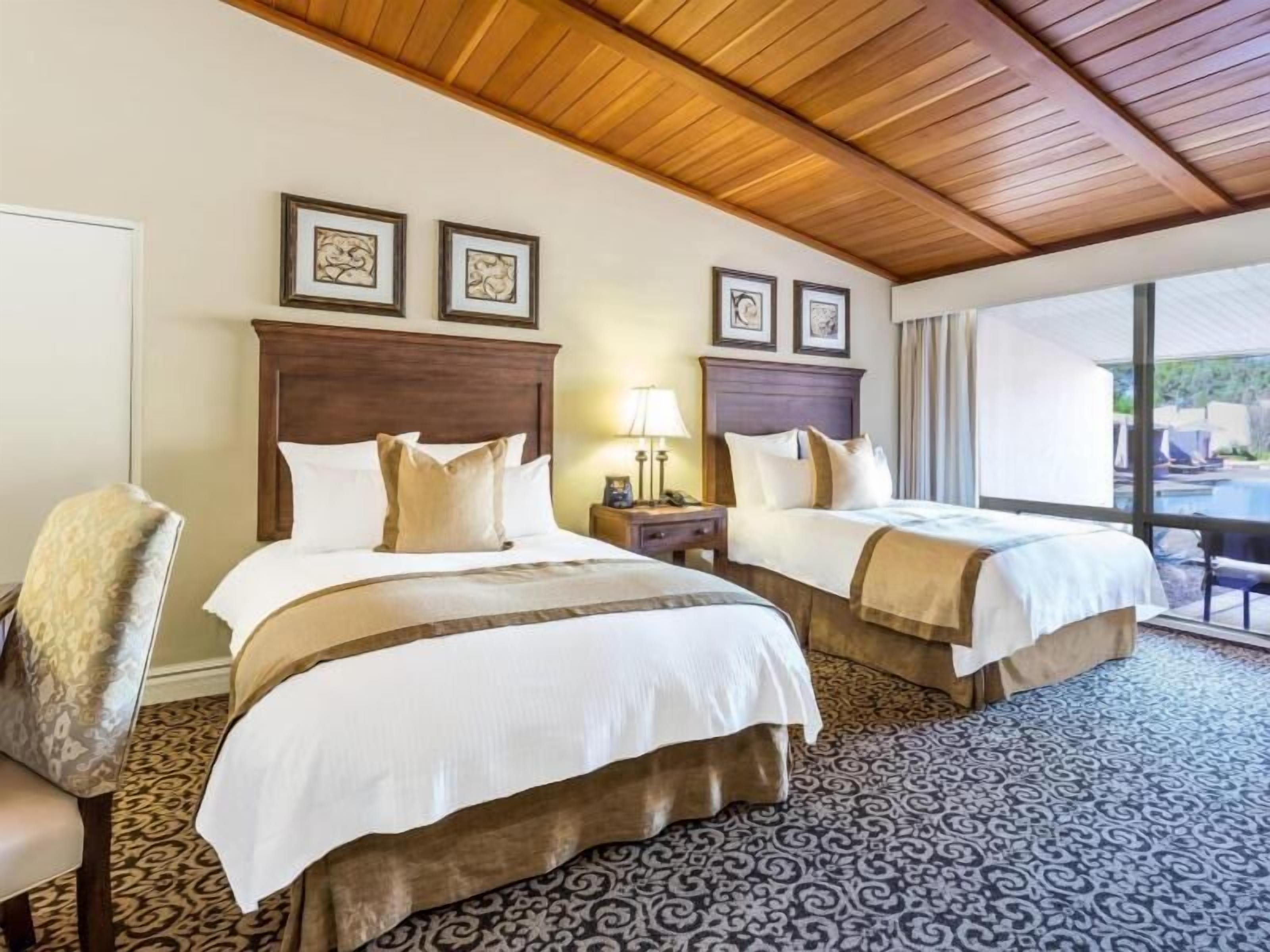 Literie de qualité, couette en duvet, lit avec matelas à plateau-coussin