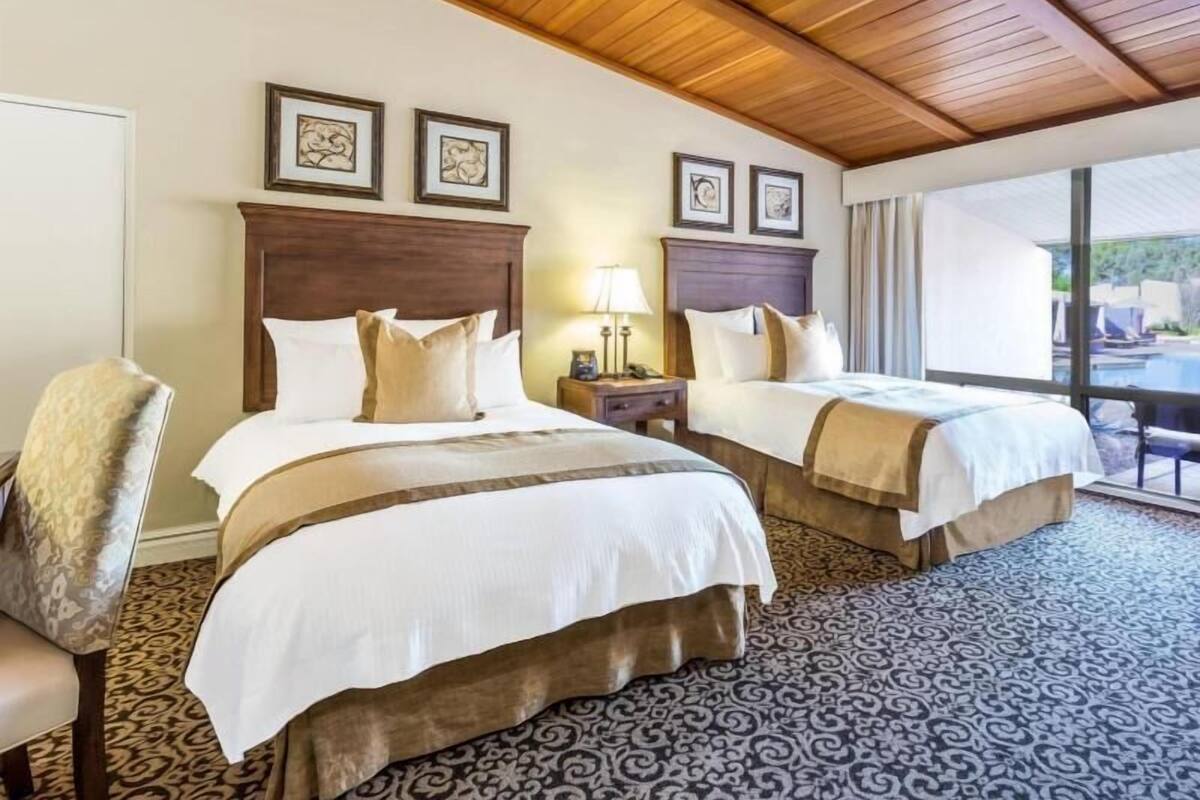 Literie de qualité, couette en duvet, lit avec matelas à plateau-coussin