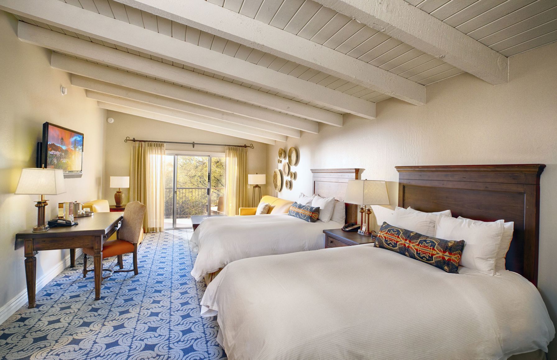 Literie de qualité, couette en duvet, lit avec matelas à plateau-coussin