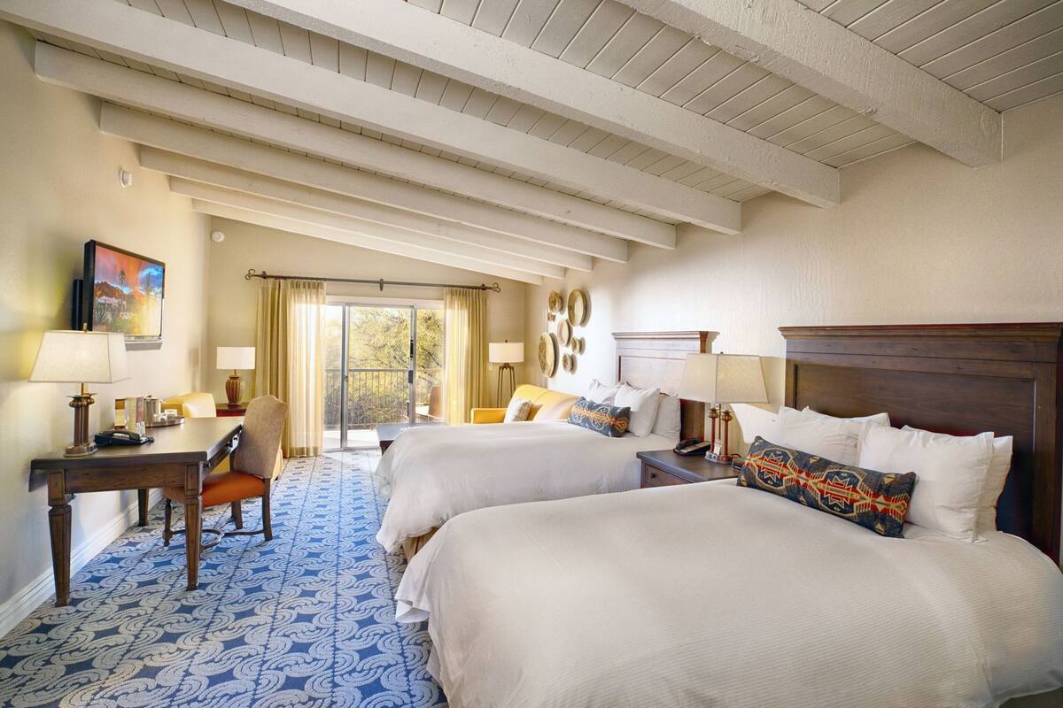 Literie de qualité, couette en duvet, lit avec matelas à plateau-coussin