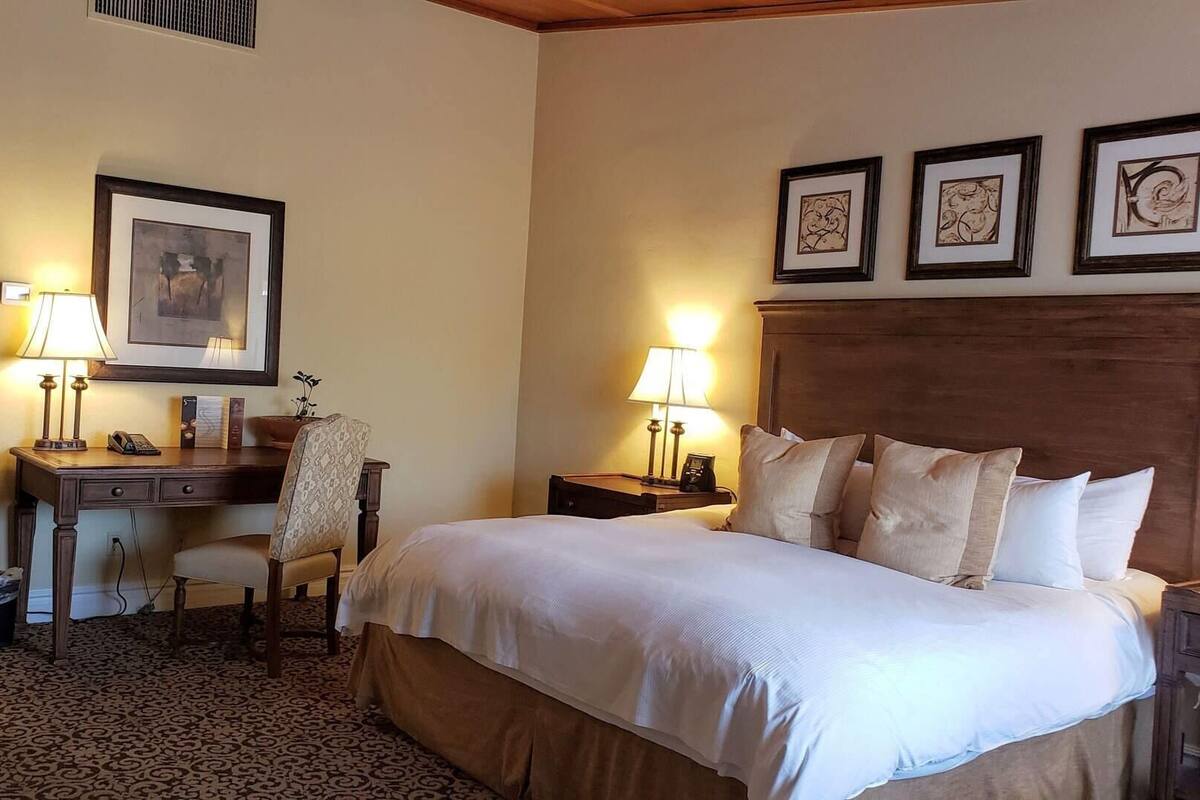 Literie de qualité, couette en duvet, lit avec matelas à plateau-coussin