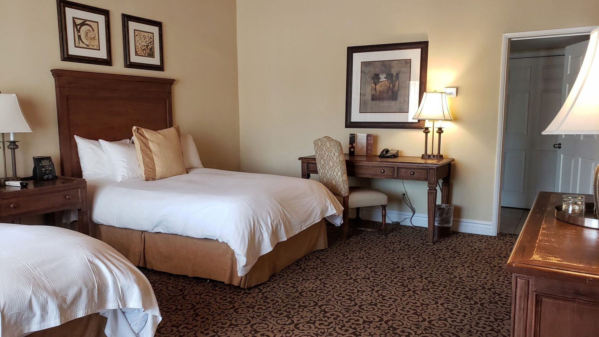 Literie de qualité, couette en duvet, lit avec matelas à plateau-coussin